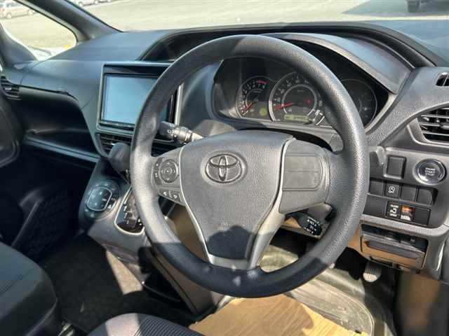 2018 Toyota Voxy X - Image 3